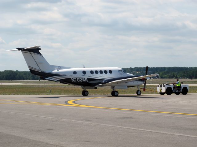 Beechcraft Super King Air 200 (N700AR) - Note the wing lockers.