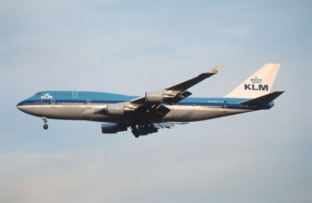 Boeing 747-400 (PH-BFC) - Final Approach to Narita Intl Airport Rwy34 on 1989/11/23