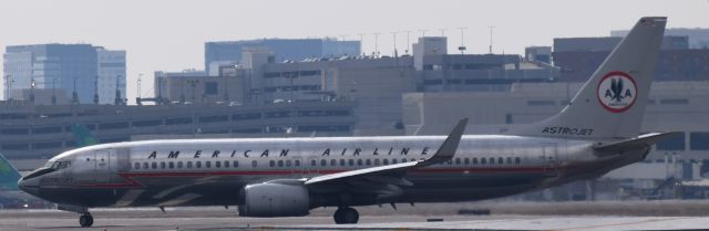 Boeing 737-700 (N951AA)