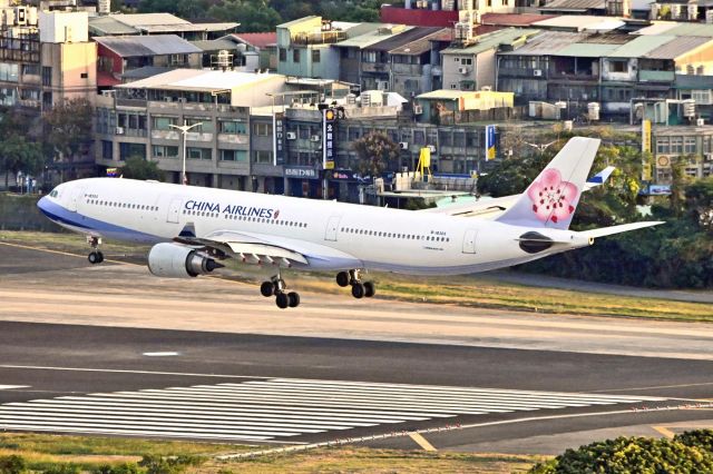 Airbus A330-300 (B-18305)