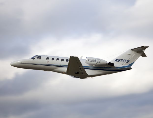 Cessna Citation CJ2+ (N971TB) - Take off runway 26.