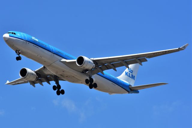 Airbus A330-300 (PH-AKE) - KLM Airbus A330-303 arriving at YYC on Apr 21.