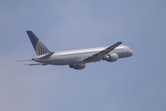 Boeing 757-200 (N560UA)