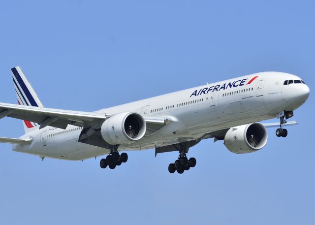 BOEING 777-300 —