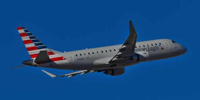 EMBRAER 175 (long wing) (N516SY) - phoenix sky harbor international airport 18OCT22