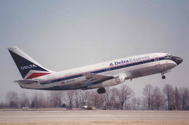 Boeing 737-200 (N327DL) - Scanned from a print. I wish this spot was still available and could go back in time with my digital camera.