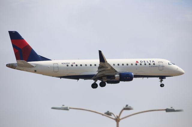 EMBRAER 175 (long wing) (N262SY)