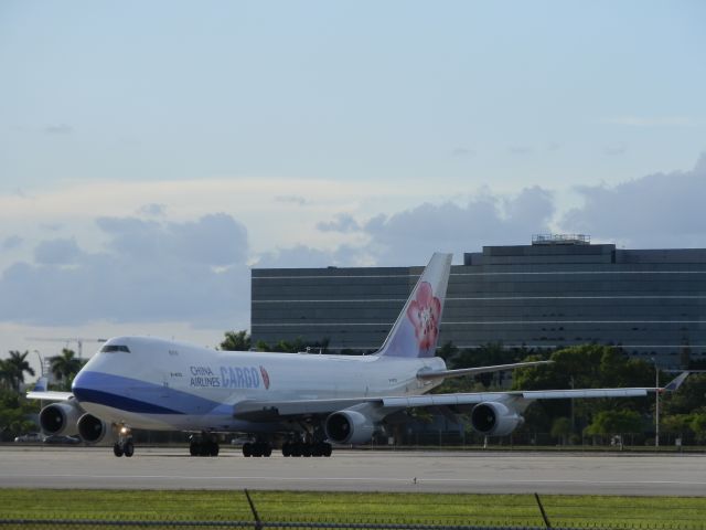 Boeing 747-400 (B-18722)