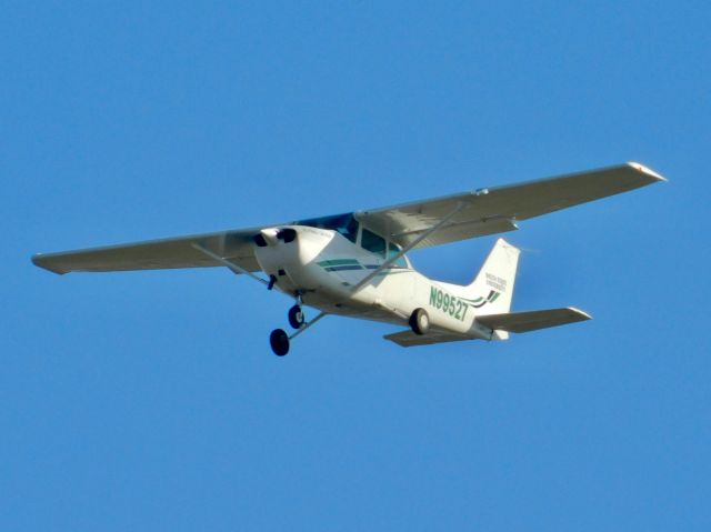 Cessna Skyhawk (N99527) - A Cessna 172 for the Delta State Aviation Program on approach to Cleveland Municipal Airport with a new paint job