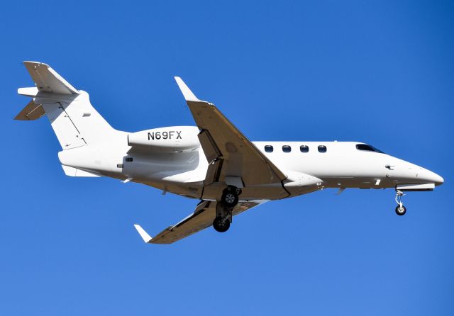 Embraer Phenom 300 (N69FX)