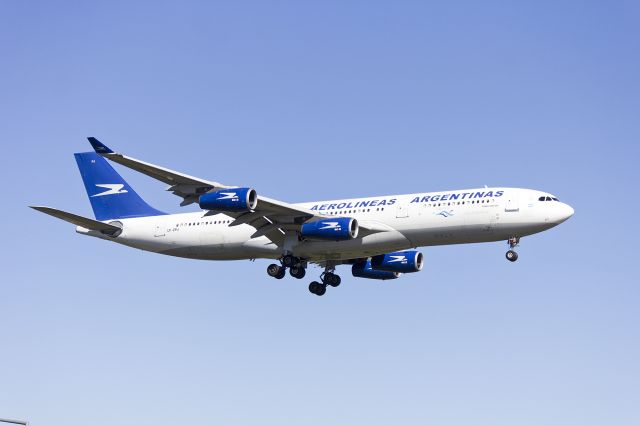 LV-ZPJ — - Aerolineas Argentinas (LV-ZPJ) Airbus A340-211 on approach to runway 25 at Sydney Airport.