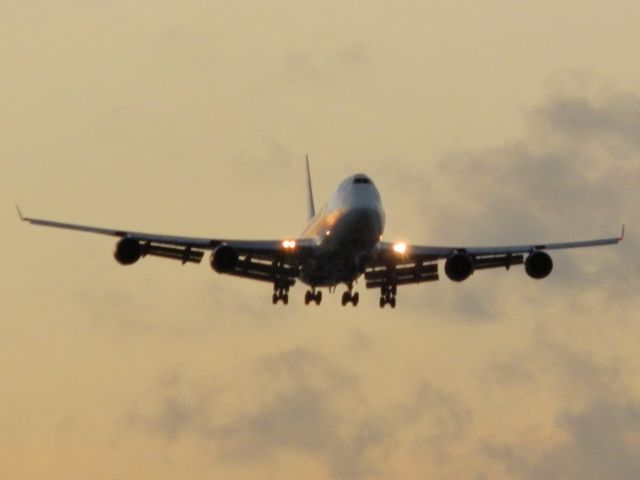 Boeing 747-400 (N496MC)