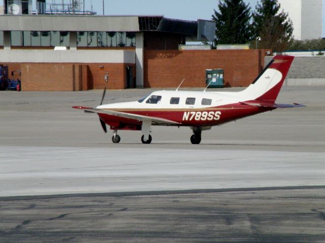 Piper Malibu Mirage (N789SS) - Taxiing to the active at Blue Grass Airport (KLEX)...