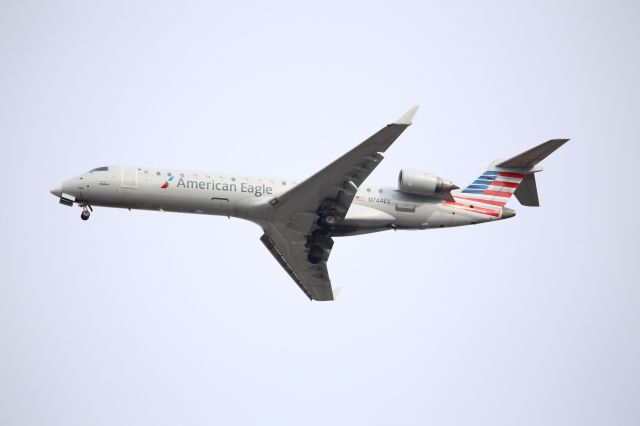 Canadair Regional Jet CRJ-700 (N744EV)