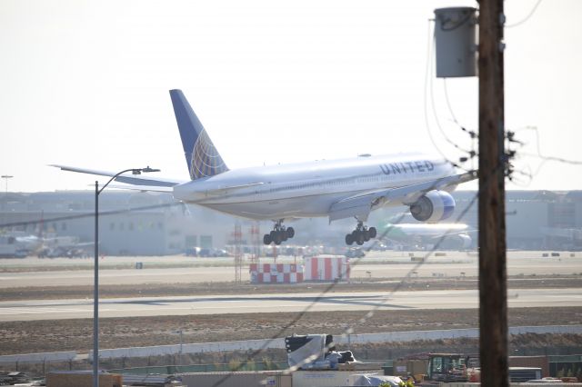Boeing 777-200 (N224UA)