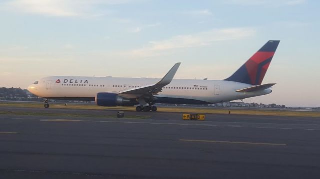 BOEING 767-300 (N178DZ)