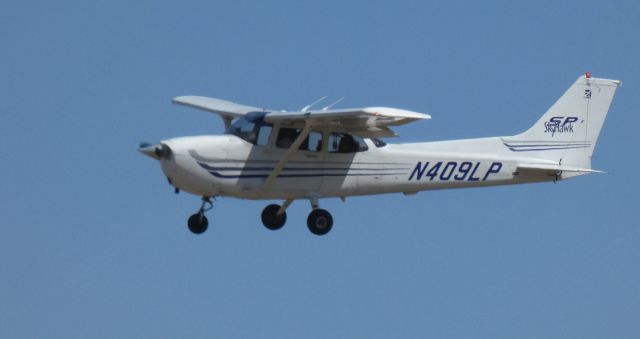 Cessna Skyhawk (N409LP) - On final is this 2003 Cessna Skyhawk 172SP in the Spring of 2021.