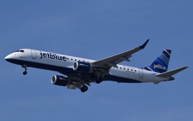 Embraer ERJ-190 (N353JB)