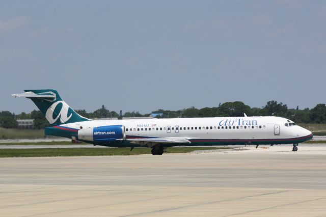 Boeing 717-200 (N934AT) - AirTran Flight 988 (N934AT) taxis for departure at Sarasota-Bradenton International Airport