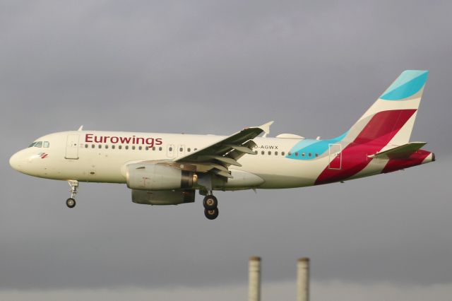 Airbus A319 (D-AGWX) - A Eurowings A319 on final approach into LHR, landing on runway 27R.br /br /Location: Great South-West Road.br /Date: 20.12.22 (dd/mm/yy).