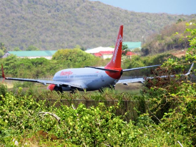 Boeing 737-800 (C-FEAK)