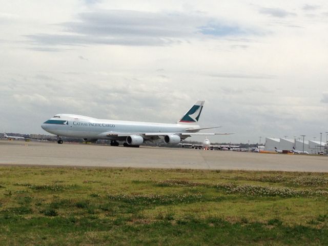 BOEING 747-8 (B-LJF) - Cathay Pacific Cargo taxing at Sydney (YSSY) to runway 25 for takeoff to Melbourne.