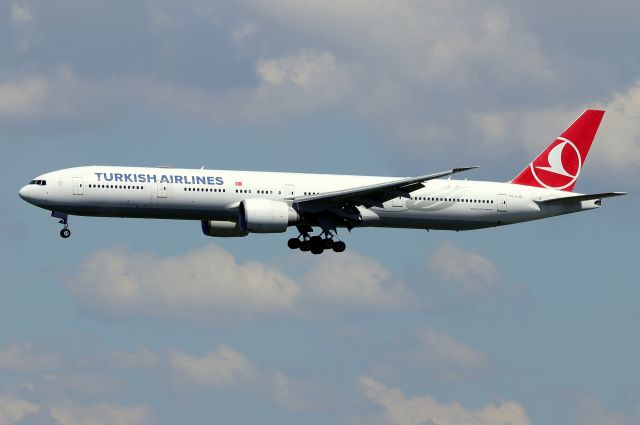 BOEING 777-300 (TC-LJC) - 'Turkish 3' arriving from Istanbul