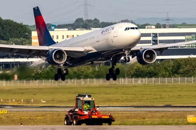 Airbus A330-200 (N854NW) - Who is faster???