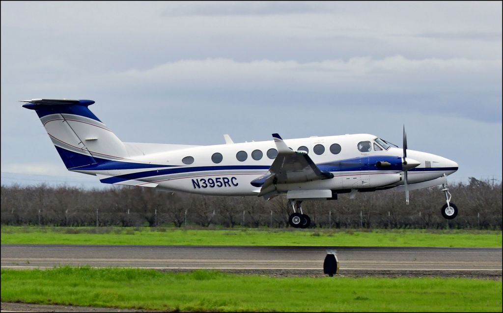 Beechcraft Super King Air 350 (N395RC) - WINGSPAN 7 landing at Merced, runway three-zero