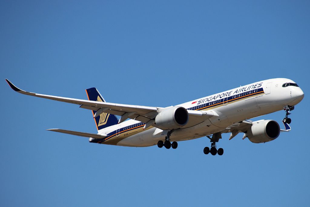 Airbus A350-900 (9V-SHL) - finals to 21