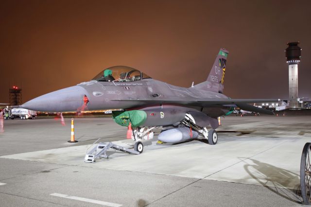 Lockheed F-16 Fighting Falcon (89-2112) - A USAF Lockheed F-16CM (89-2112) from the 180th Fighter Wing, 112th Fighter Squadron (Stingers) from Toledo Express Airport (KTOL) taxiing out for departure from Cleveland Hopkins International Airport on 11 Nov 2019. 