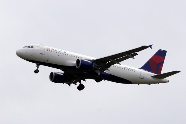 Airbus A320 (N326US) - Delta Airlines A320, short final, Bradley