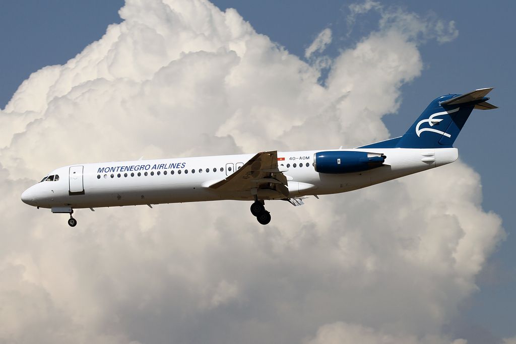 Fokker 100 (4O-AOM)