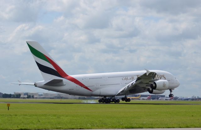 Airbus A380-800 (A6-EDV) - 1e bezoek  A6-EDV aan amsterdam 07-08-2012 br /landing op de Buitenvelderdbaan