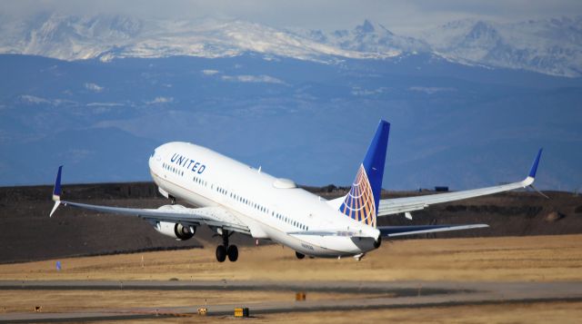 Boeing 737-900 (N69838) - Departing from runway 25.