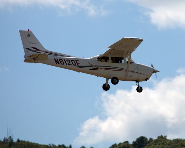 Cessna Skyhawk (N612DF) - Landing RW26 under difficult wind conditions.