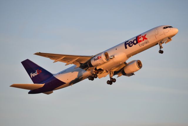 Boeing 757-200 (N934FD) - A 757 looks beautiful in any light.