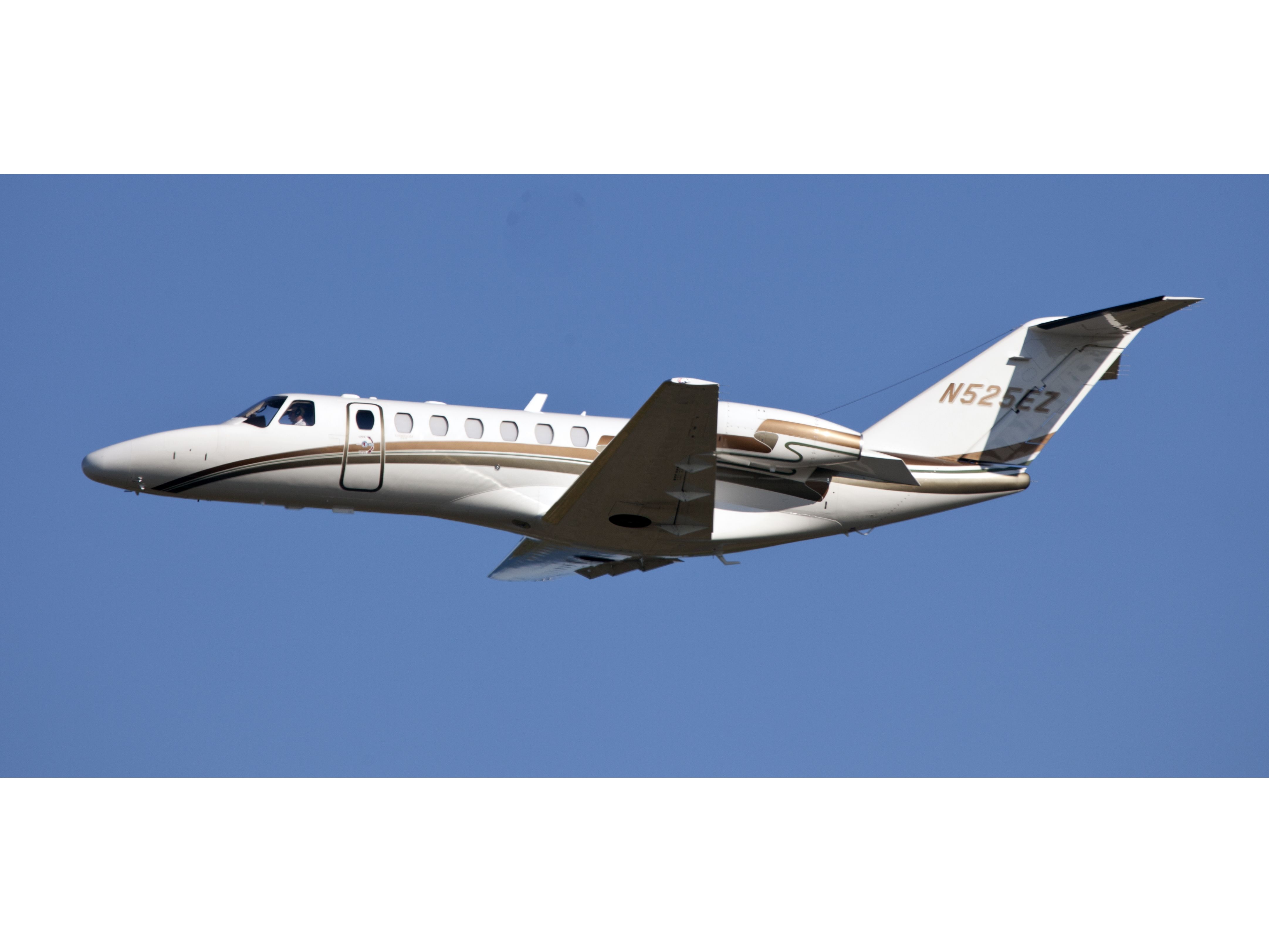 Cessna Citation CJ3 (N525EZ) - Take off RW06.