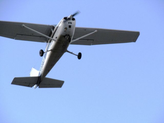 Cessna Skyhawk (N80238) - Taking off RWY 6