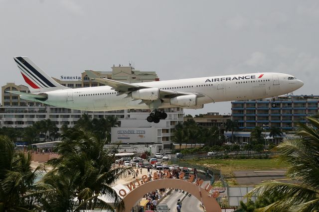 Airbus A340-300 (F-GLZJ)