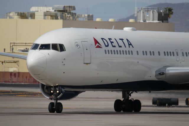 BOEING 767-300 (N190DN)