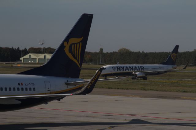 Boeing 737-700 (EI-FTH) - Boeing 737-800 with registration EI-FTH from Ryanair taxiing to the platform of Eindhoven Airport (Holland). (Saturday, October 13th, 2018).