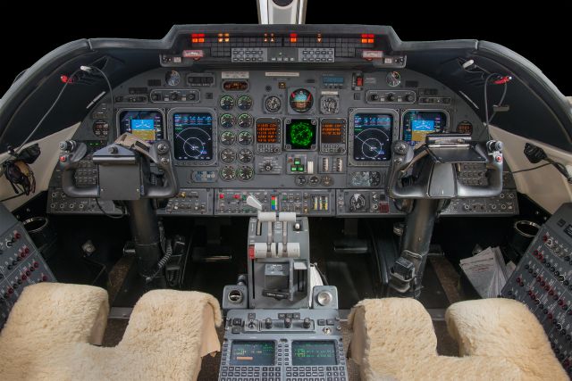 Learjet 60 — - Lear 60 cockpit