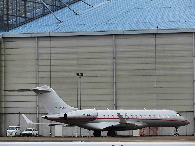 Bombardier Global Express (9H-VJS) - I take a picture on May 17, 2017.