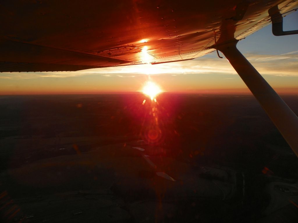 Cessna Skyhawk (N2511L) - Sunrise as we climbed south toward PKB for vittles at Marys Plane View restaurant.