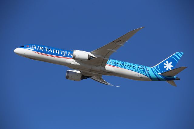 Boeing 787-9 Dreamliner (F-OMUA)