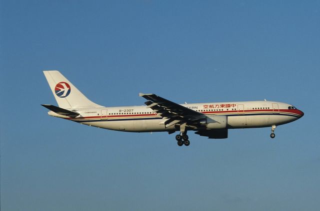 Airbus A300F4-600 (B-2307) - Final Approach to Narita Intl Airport Rwy16 on 1990/05/06