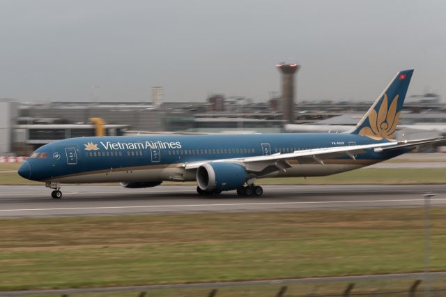 Boeing 787-9 Dreamliner (VN-A868) - 5th September, 2024: Flight VN 051 from Tan Son Nhat International Airport in Ho Chi Minh City arrives on runway 09L at London Heathrow. 
