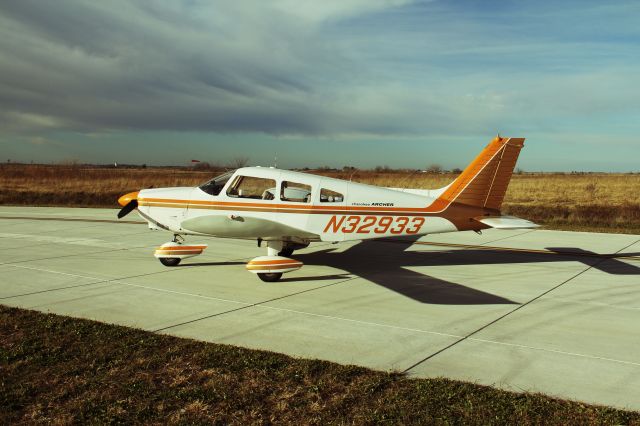 Piper Cherokee (N32933)