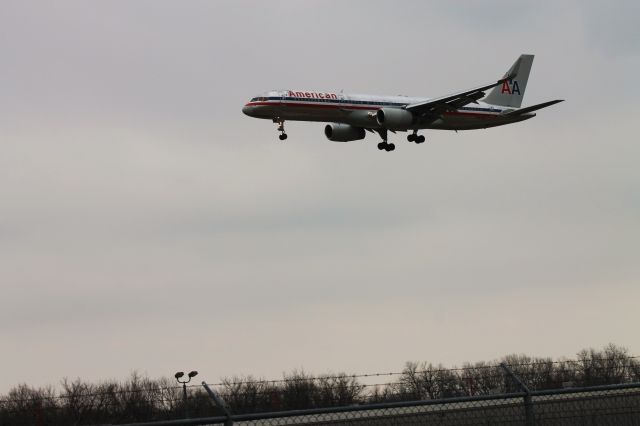 Boeing 757-200 (N697AN)